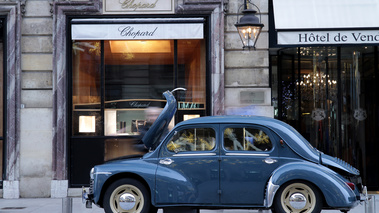 Traversée de Paris 2012 - Renault 4CV bleu profil