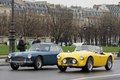 Traversée de Paris 2013 - AC Ace Coupe bleu & Roadster jaune 3/4 avant gauche