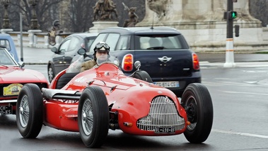 Traversée de Paris 2013 - Alfa Romeo 158 rouge 3/4 avant droit