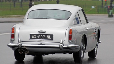 Traversée de Paris 2013 - Aston Martin DB4 gris 3/4 arrière droit