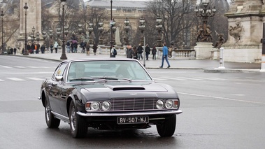 Traversée de Paris 2013 - Aston Martin DBS bleu 3/4 avant droit