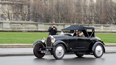 Traversée de Paris 2013 - Bugatti noir 3/4 avant gauche filé