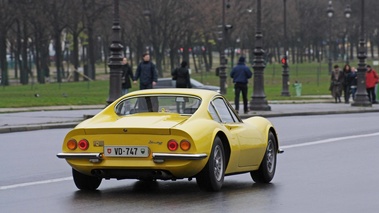 Traversée de Paris 2013 - Ferrari 246 GT Dino jaune 3/4 arrière droit