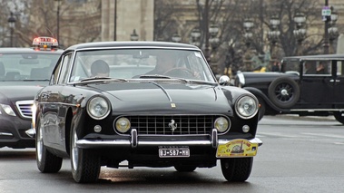 Traversée de Paris 2013 - Ferrari 250 GTE noir 3/4 avant droit