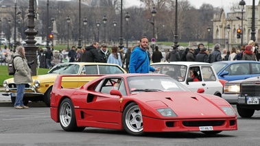 Traversée de Paris 2013 - Ferrari F40 rouge 3/4 avant droit