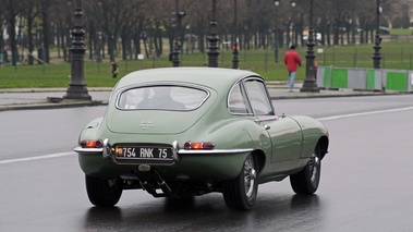 Traversée de Paris 2013 - Jaguar Type E 4.2 vert 3/4 arrière droit
