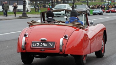 Traversée de Paris 2013 - Jaguar XK120 Roadster rouge 3/4 arrière droit