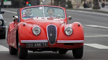 Traversée de Paris 2013 - Jaguar XK120 Roadster rouge face avant