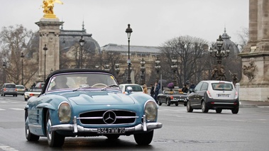 Traversée de Paris 2013 - Mercedes 300 SL Roadster bleu 3/4 avant droit