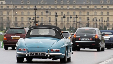 Traversée de Paris 2013 - Mercedes 300 SL Roadster bleu face arrière