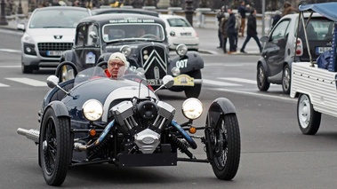 Traversée de Paris 2013 - Morgan 3-Wheeler bleu 3/4 avant droit