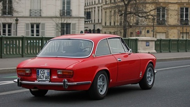 Alfa Romeo rouge 3/4 arrière droit