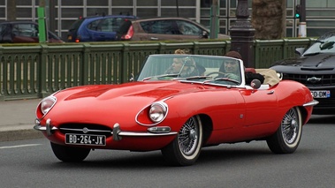 Jaguar Type E Cabriolet orange 3/4 avant gauche