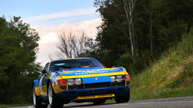 Vernasca Silver Flag 2016 - Ferrari 365 GTB/4 Daytona Gr. IV bleu/jaune 3/4 avant droit penché