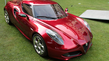 Villa d'Este 2012 - Alfa Romeo 4C bordeaux 3/4 avant droit penché