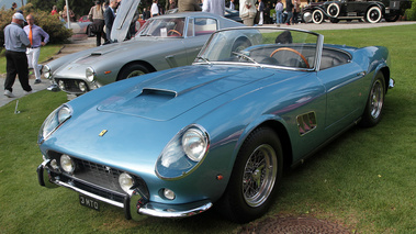 Villa d'Este 2012 - Ferrari 250 GT California Spider bleu 3/4 avant gauche penché