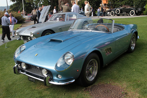 Villa d'Este 2012 - Ferrari 250 GT California Spider bleu vue de 3/4 avant gauche