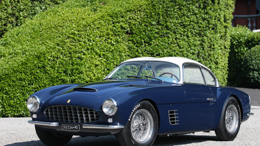 Villa d'Este 2012 - Ferrari bleu 3/4 avant gauche