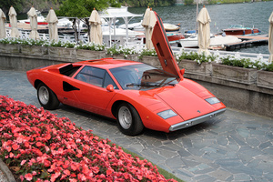 Villa d'Este 2012 - Lamborghini Countach LP400 orange vue de 3/4 avant droit avec une porte ouverte