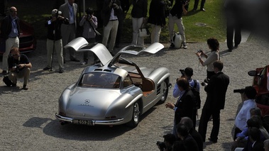 Villa d'Este 2012 - Mercedes 300 SL gris 3/4 arrière droit portes ouvertes vue de haut 2