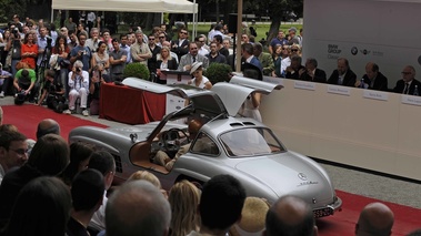 Villa d'Este 2012 - Mercedes 300 SL gris 3/4 arrière gauche portes ouvertes