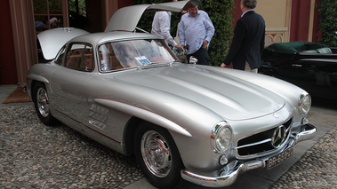 Villa d'Este 2012 - Mercedes 300 SL gris 3/4 avant droit porte ouverte