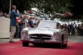 Villa d'Este 2012 - Mercedes 300 SL gris face avant portes ouvertes 2