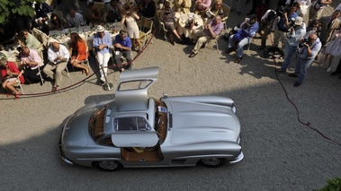 Villa d'Este 2012 - Mercedes 300 SL gris vue du dessus portes ouvertes 2