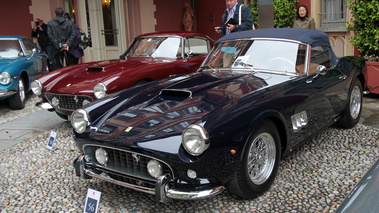 Villa d'Este 2013 - Ferrari 250 GT California Spider bleu 3/4 avant gauche