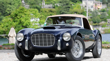 Villa d'Este 2013 - Ferrari cabriolet bleu 3/4 avant gauche