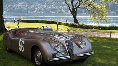 Villa d'Este 2013 - Jaguar XK140 Roadster marron 3/4 avant droit