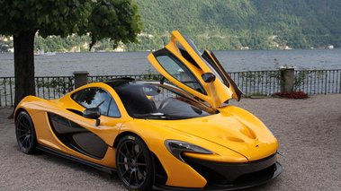 Villa d'Este 2013 - McLaren P1 jaune 3/4 avant droit porte ouverte