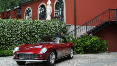 Villa d'Este 2017 - Ferrari 250 GT California Spider bordeaux 3/4 avant gauche