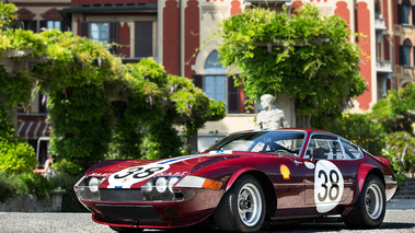 Villa d'Este 2017 - Ferrari 365 GTB/4 Daytona Gr. IV bordeaux 3/4 avant gauche 2