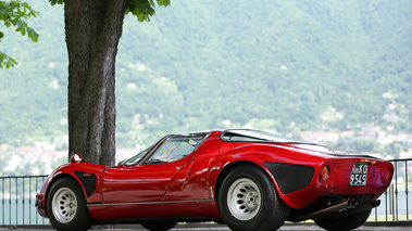 Villa d'Este 2018 - Alfa Romeo 33 Stradale rouge 3/4 arrière gauche