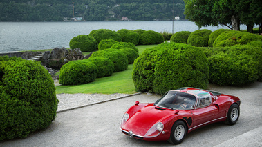 Villa d'Este 2018 - Alfa Romeo 33 Stradale rouge 3/4 avant gauche vue de haut