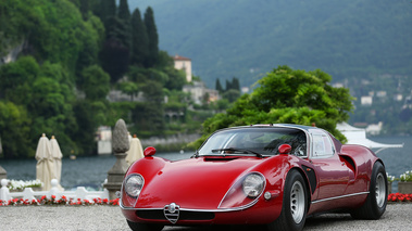 Villa d'Este 2018 - Alfa Romeo 33 Stradale rouge 3/4 avant gauche