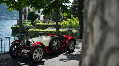 Villa d'Este 2018 - Bugatti Type 35 rouge/blanc 3/4 avant gauche