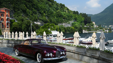 Villa d'Este 2018 - Cadillac Serie 62 Ghia bordeaux 3/4 avant droit