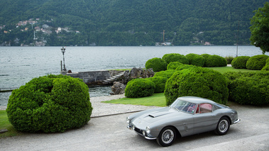 Villa d'Este 2018 - Ferrari 250 GT SWB gris 3/4 avant gauche vue de haut