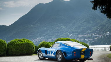 Villa d'Este 2018 - Ferrari 250 GTO bleu/jaune 3/4 arrière gauche