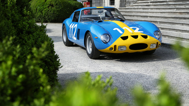 Villa d'Este 2018 - Ferrari 250 GTO bleu/jaune 3/4 avant droit