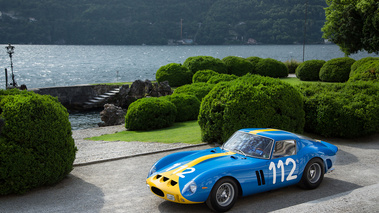 Villa d'Este 2018 - Ferrari 250 GTO bleu/jaune 3/4 avant gauche vue de haut