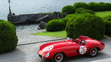 Villa d'Este 2018 - Ferrari 750 Monza rouge 3/4 avant gauche vue de haut