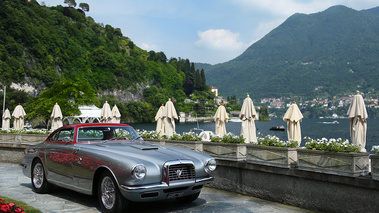 Villa d'Este 2018 - Fiat 8V Vignale gris/rouge 3/4 avant droit