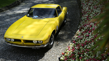 Villa d'Este 2018 - Iso Grifo jaune 3/4 avant gauche vue de haut