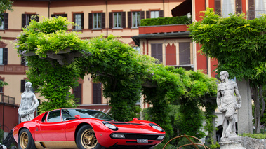 Villa d'Este 2018 - Lamborghini Miura SV rouge/doré 3/4 avant droit