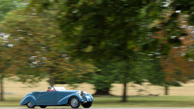 Windsor Castle Concours of Elegance 2016 - ancienne bleu 3/4 avant droit filé