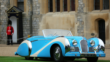 Windsor Castle Concours of Elegance 2016 - Talbot-Lago T26 Saoutchik Grand Sport Cabriolet bleu/blanc 3/4 avant droit