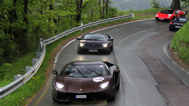 Lamborghini Aventador LP700-4 marron face avant vue de haut